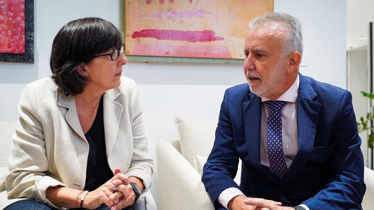 El ministro de Política Territorial, Ángel Víctor Torres, mantuvo un encuentro hoy en Vigo con Silvia Fernández, viuda de Eva García de la Torre, primera víctima del Patronato de la Mujer que reconoce el Gobierno.
