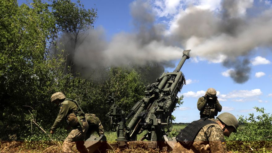 Militares ucranianos disparan un obús M777 en el frente en el área de Donetsk, Ucrania, el pasado 6 de junio.EFE/EPA/STR