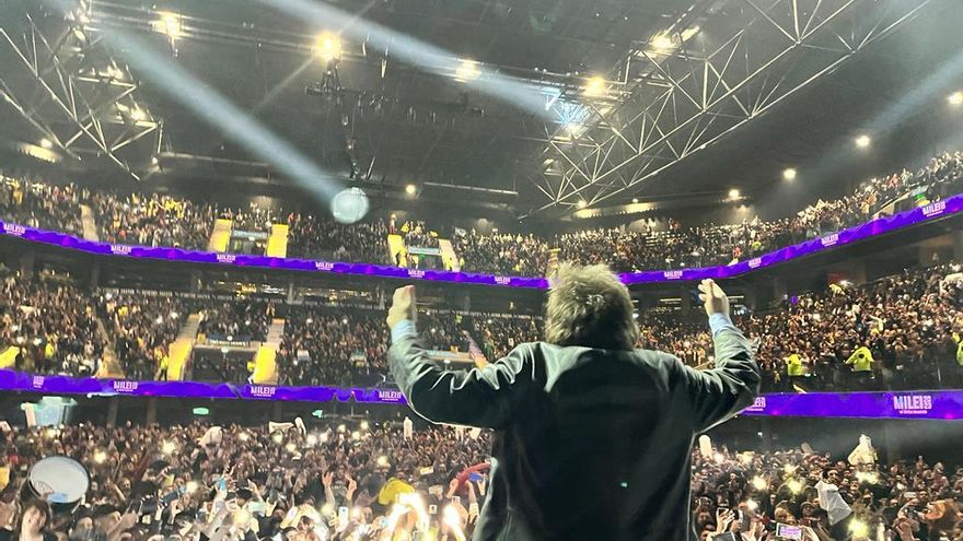 "Levántense el domingo, vayan a las urnas y voten": Milei cerró su campaña en un estadio repleto