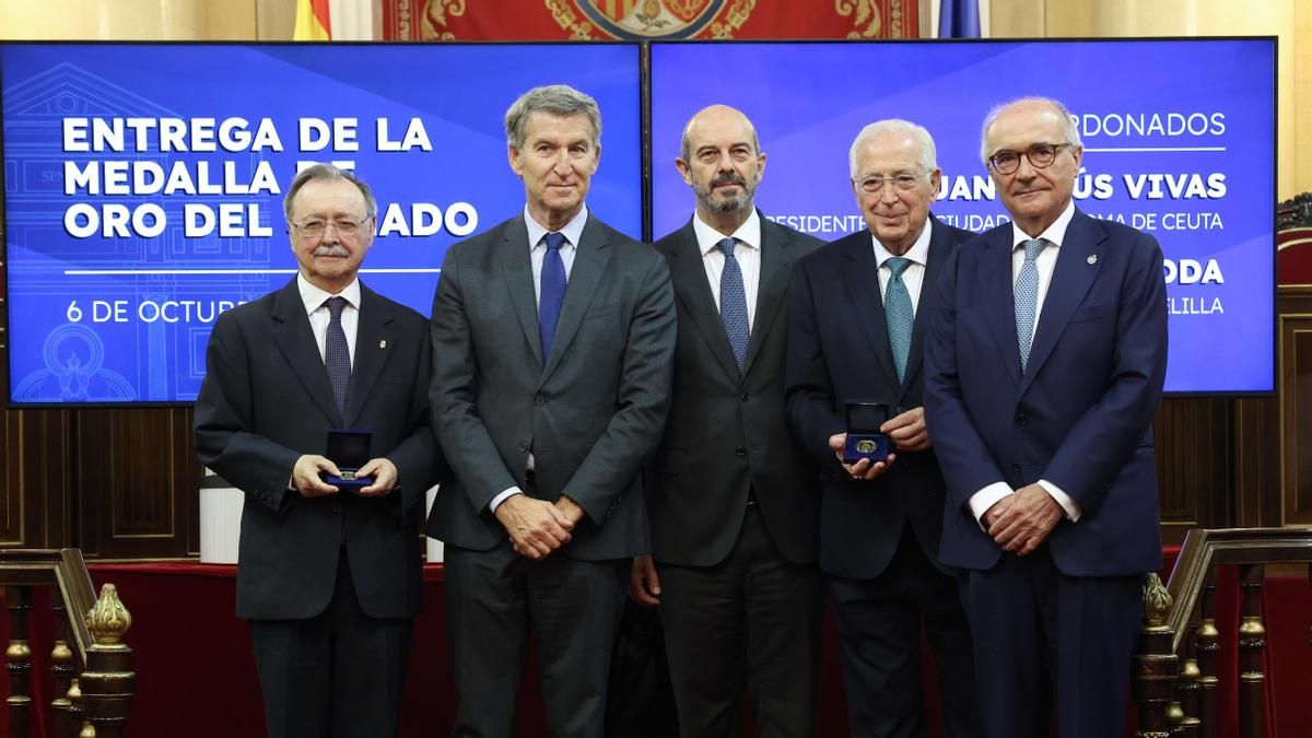 El presidente del Senado, Pedro Rollán, junto a los presidentes de Ceuta y Melilla, Juan Jesús Vivas y Juan José Imbroda, acompañados por el líder del PP, Alberto Núñez Feijóo, y el presidente de la Real Academia de Ciencias Morales y Políticas, Benigno Pendás, el pasado martes tras ser condecorados con la medalla de oro de la Cámara Alta.
