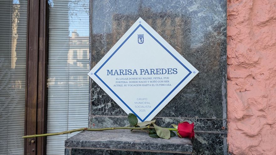 Una placa en homenaje a Marisa Paredes un año después que Almeida no haya puesto la aprobada por el Ayuntamiento