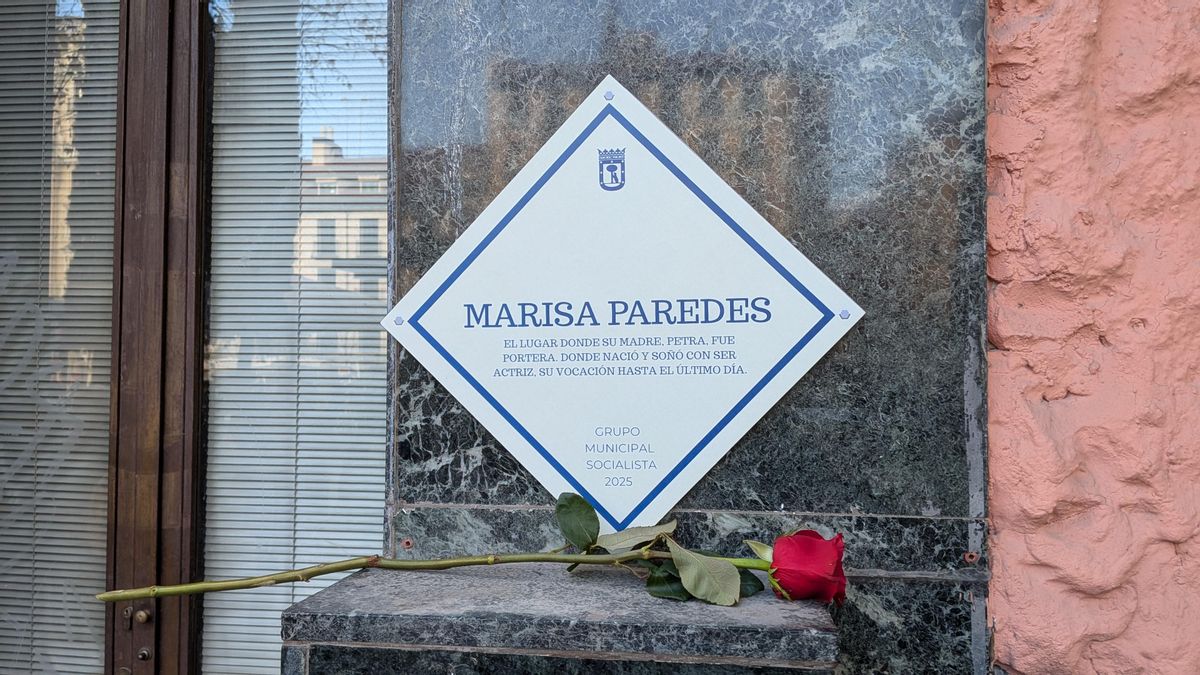 El PSOE coloca una placa en homenaje a Marisa Paredes y denuncia que Almeida no ha colocado la aprobada por el Ayuntamiento de Madrid