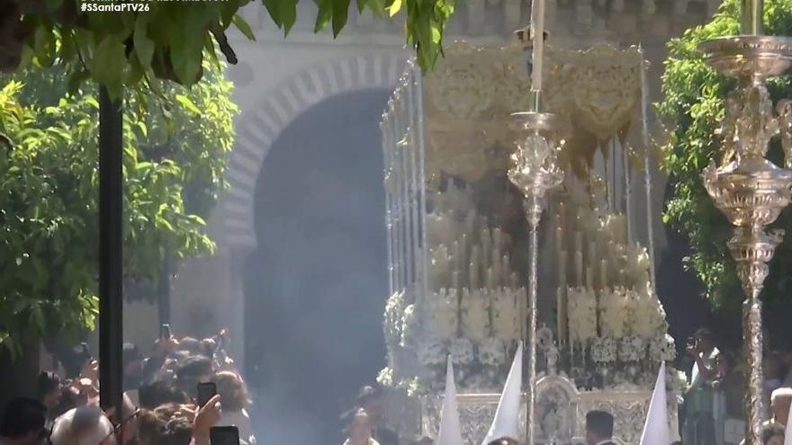 María Santísima Reina de Nuestra Alegría sale de la carrera oficial.