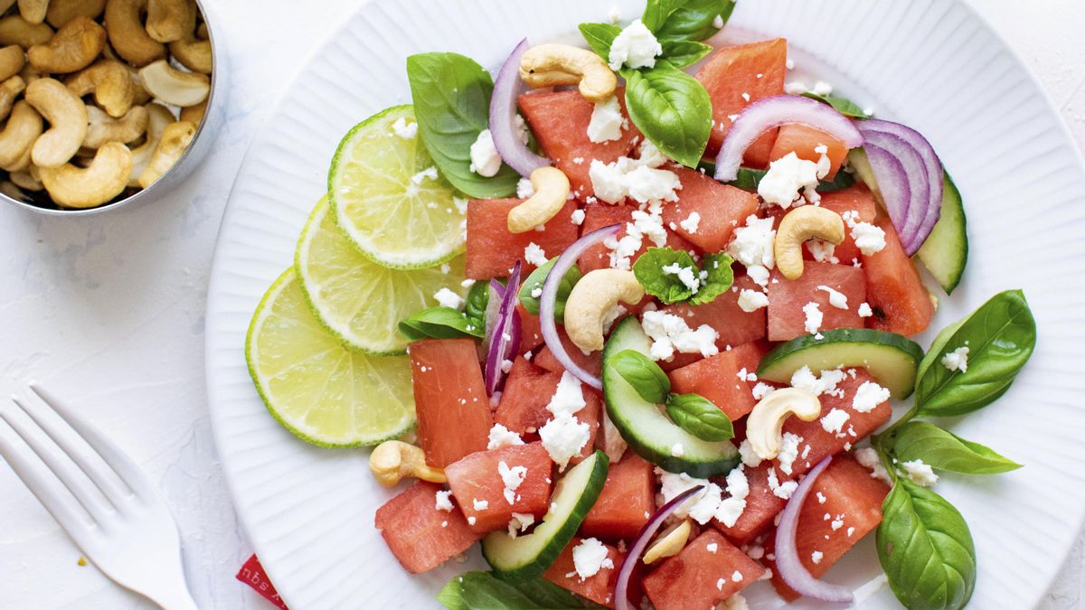 Ensalada de sandía con cebolla morada, queso feta y anacardos