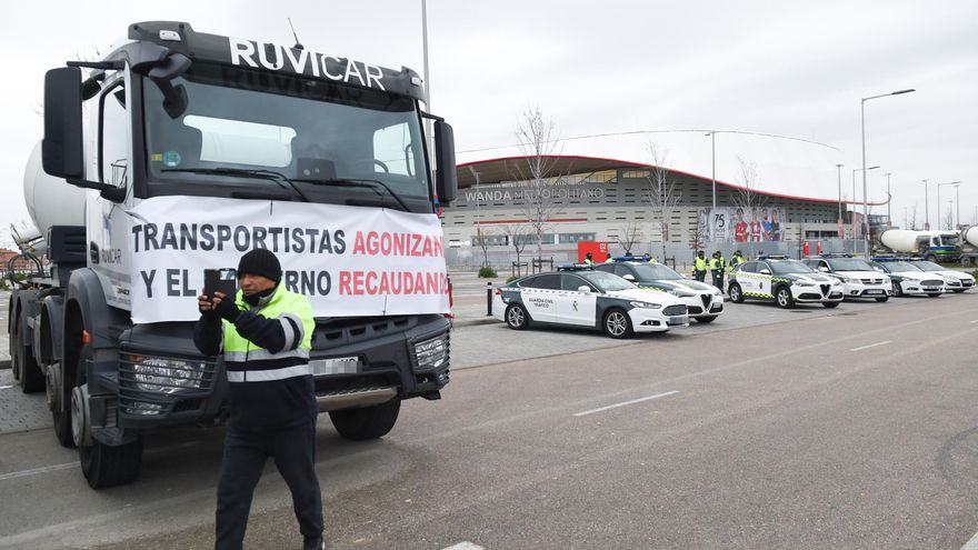 Un camión estacionado en las inmediaciones del Wanda Metropolitano, durante el undécimo día de paro nacional de transportistas, a 24 de marzo de 2022, en Madrid (España).