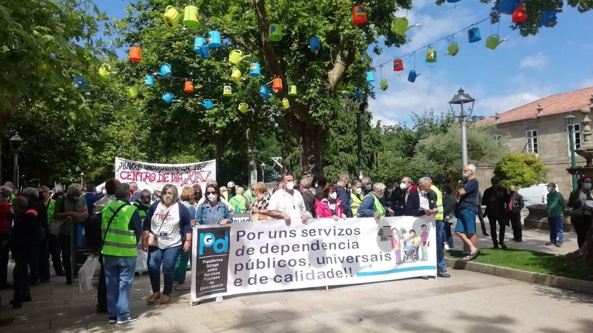 Manifestación por un modelo público para las residencias de mayores en Santiago de Compostela