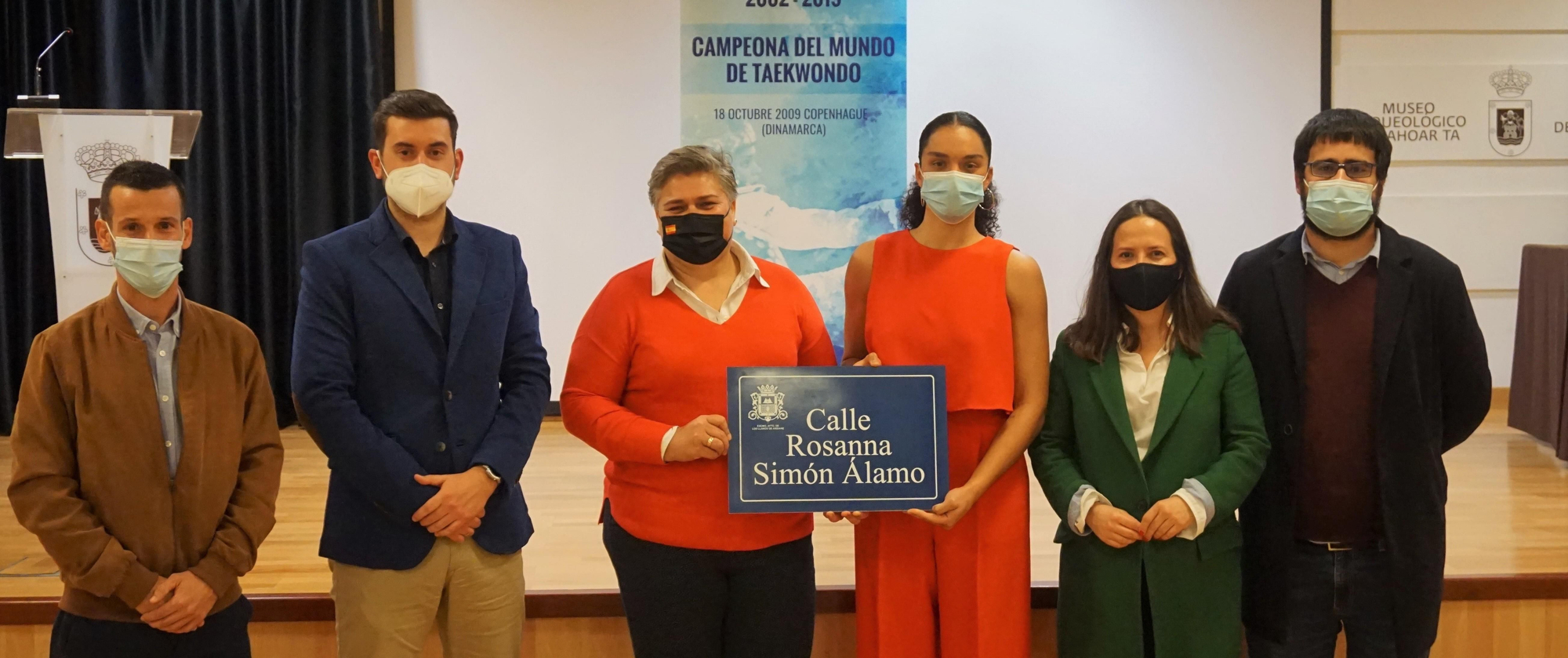 La alcaldesa y los portavoces municipales con Rosanna Simón.
