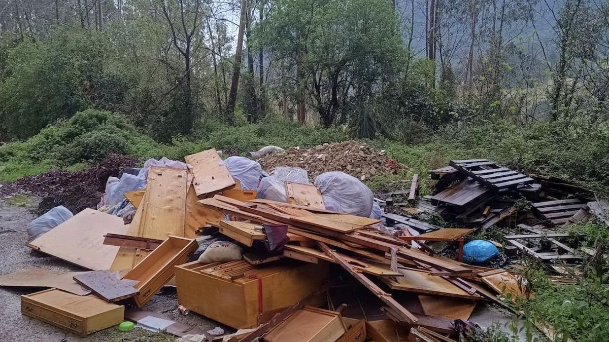 Vertido de enseres en Guriezo, bajo el puente de la A-8 junto a la ría Agüera.