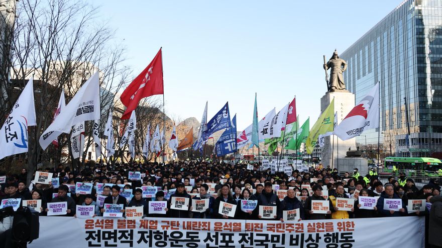 La oposición presenta una moción de censura contra el presidente de Corea del Sur ante el clamor para que dimita por la ley marcial