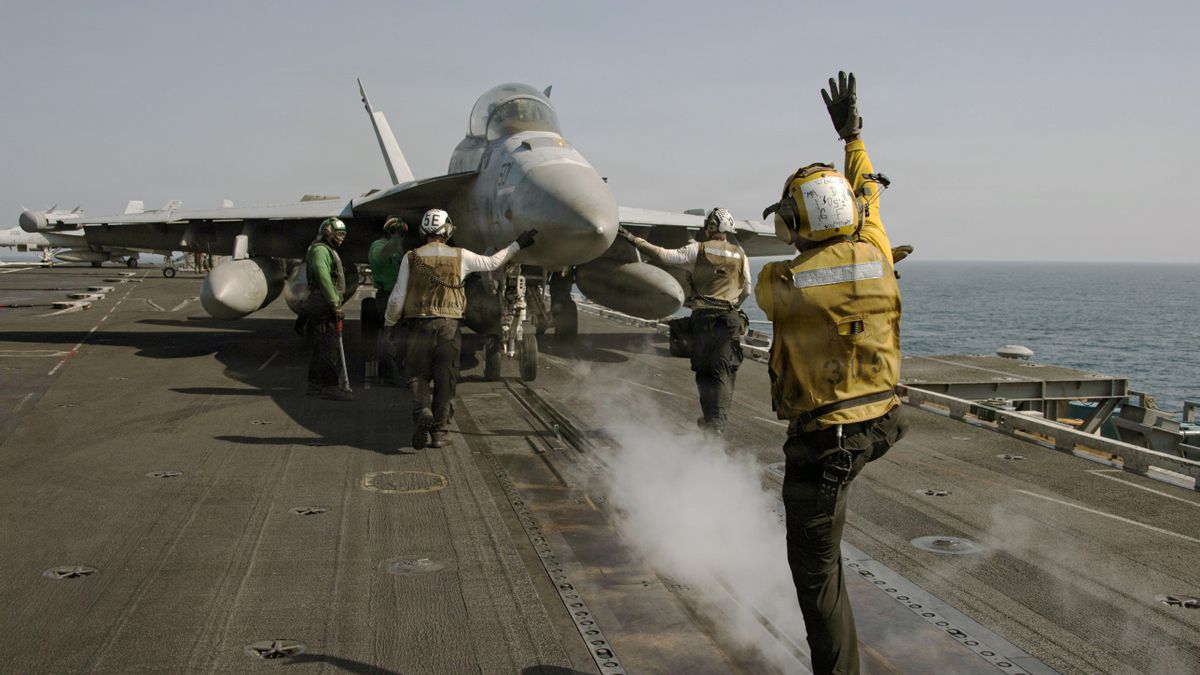 Un avión de combate de la Armada de EEUU desde el USS Abraham Lincoln durante la operación de bombardeos contra Irán