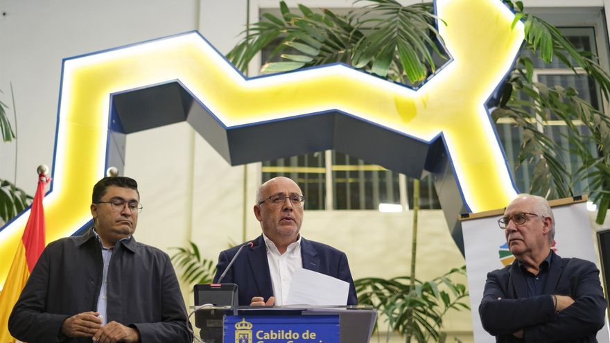 El presidente del Cabildo de Gran Canaria, Antonio Morales (c), y sus consejeros de Obras Públicas y de Aguas, Miguel Ángel Pérez (i) y Miguel Hidalgo (d), hicieron balance este martes de las incidencias ocasionadas en la isla por la tormenta tropical Hermine. EFE/Ángel Medina G.