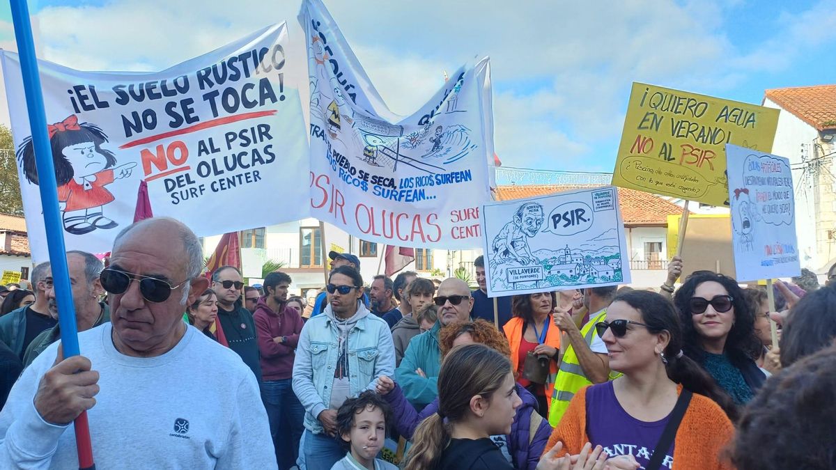 Pancartas de la manifestación contra el PSIR de Oluca en Villaverde de Pontones.