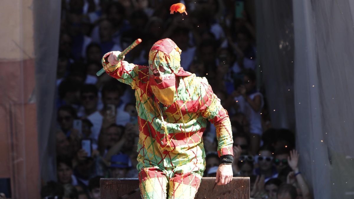El personaje aragonés que corre por las calles mientras todo un pueblo le lanza tomates
