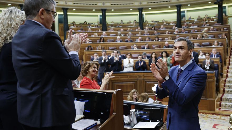 Pedro Sánchez recibe el aplauso de la bancada socialista tras su intervención este miércoles en el pleno del Congreso de los Diputados.