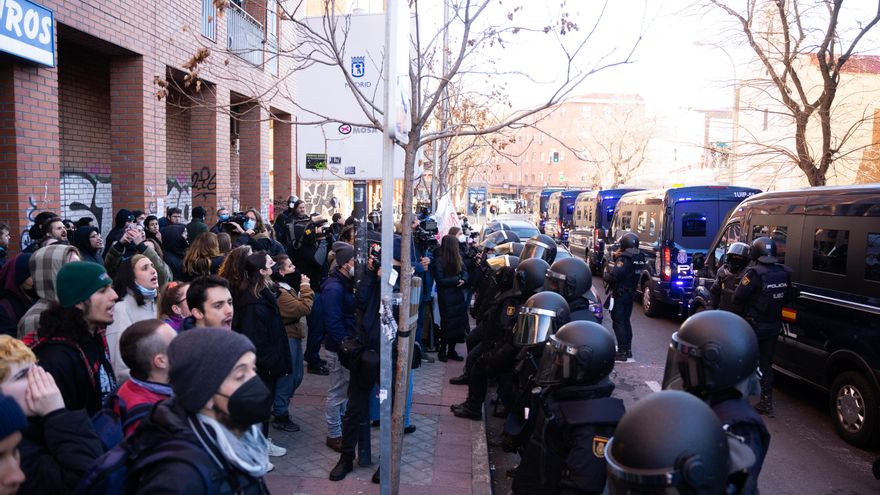 Grupo de activistas frente a los antidisturbios a las puertas del edificio.