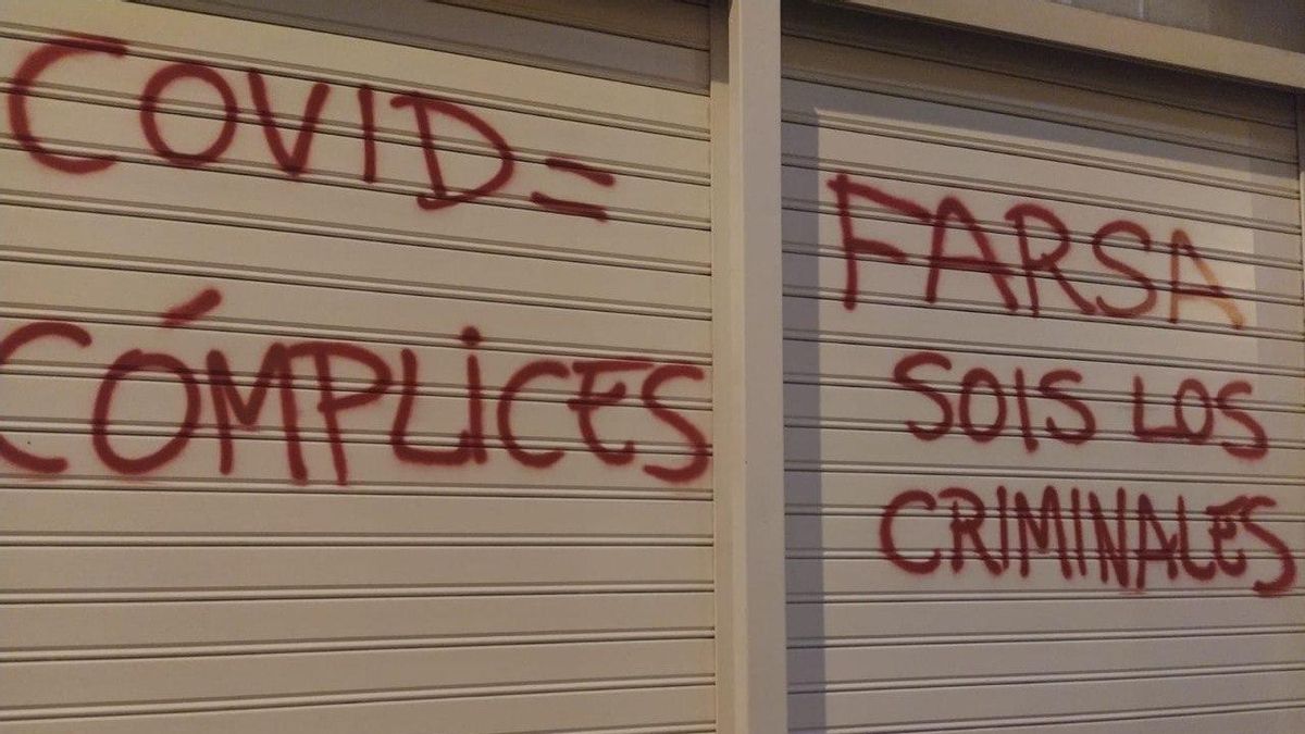 Pintadas negacionistas en el Centro de Salud de Pantoja (Ciudad Jardín)