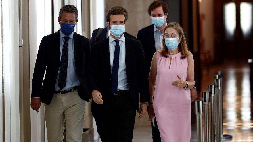 El líder del PP Pablo Casado, y la diputada de la misma formación Ana Pastor, entre otros, a su llegada a la sesión de la Diputación Permanente celebrada este martes en el Congreso. EFE/Mariscal
