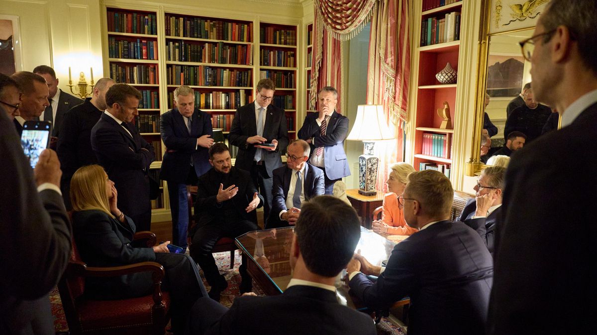 El presidente ucraniano, Volodímir Zelenski, conversando con los líderes europeos en Washington este lunes.