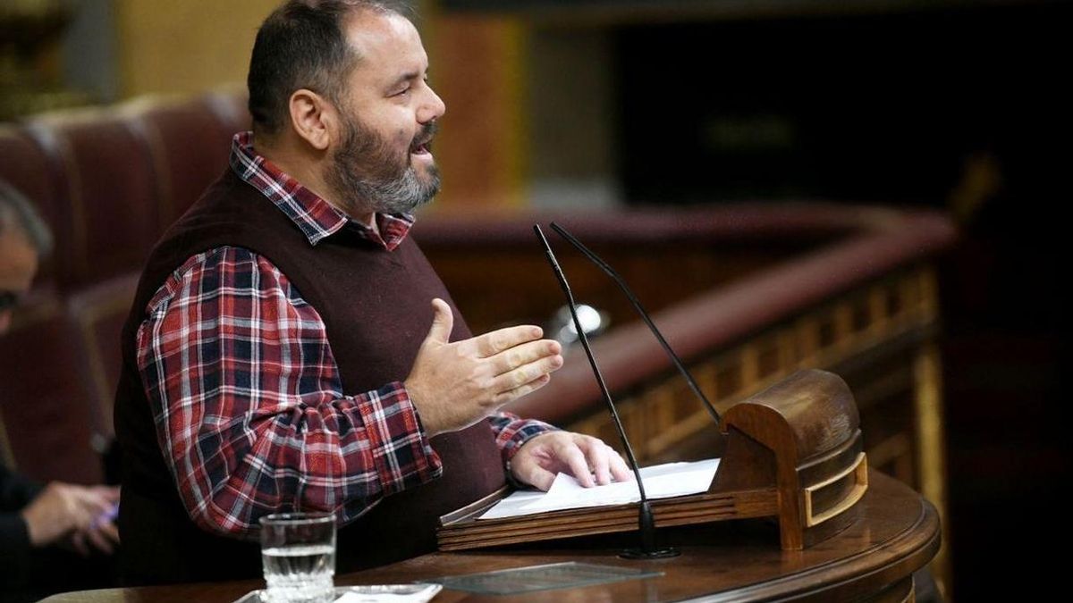Joan Mena es el portavoz de los comuns.