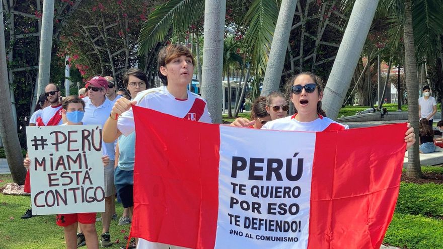 Peruanos en Miami protestan contra el "fraude" y el "comunismo"