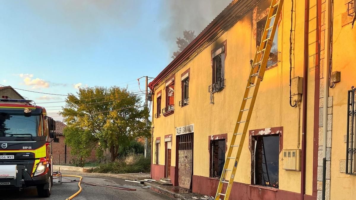 Un incendio iniciado en un viejo taller de muebles afecta a dos viviendas en Saludes de Castroponce