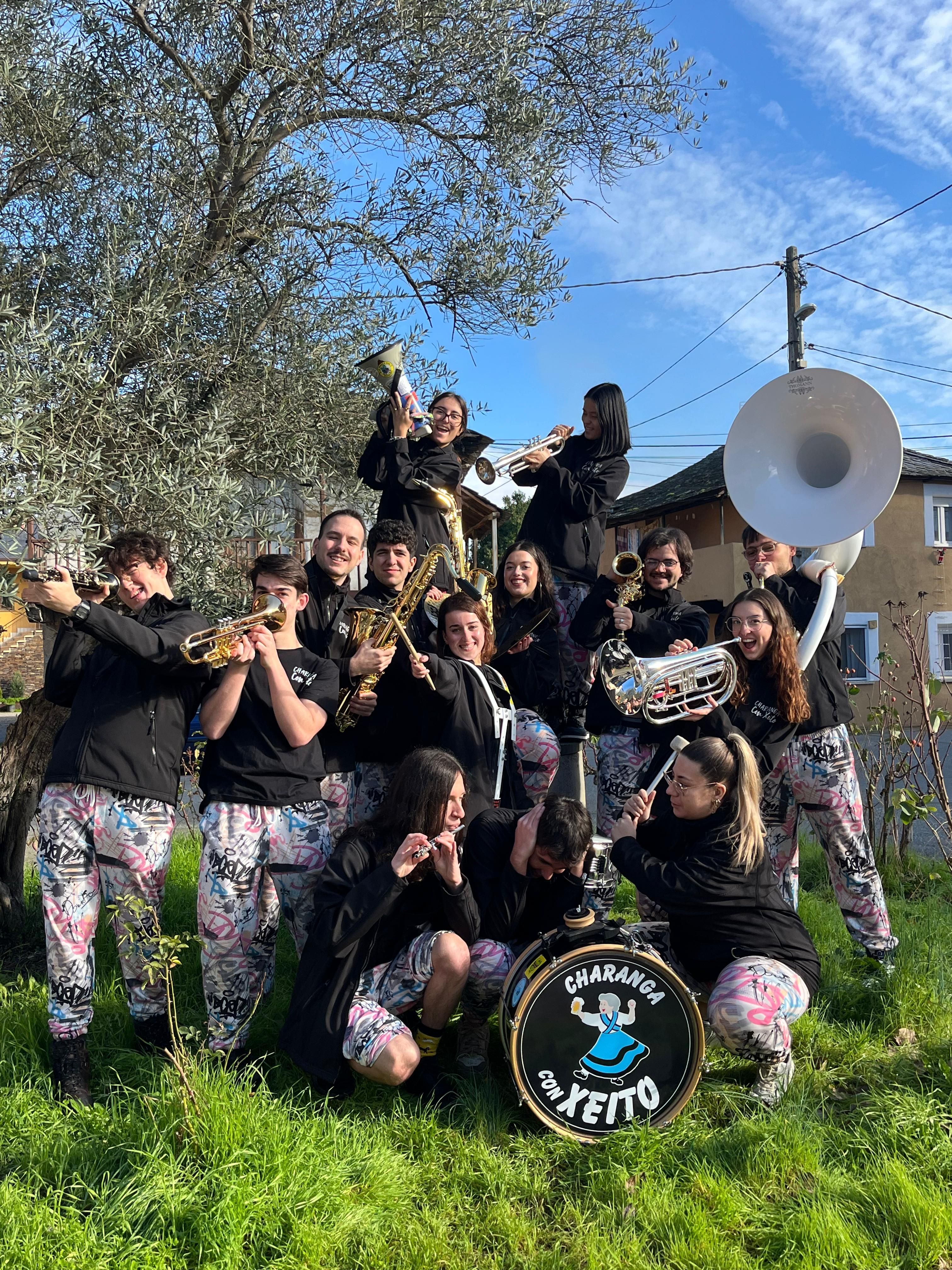 Integrantes de la charanga Con Xeito.