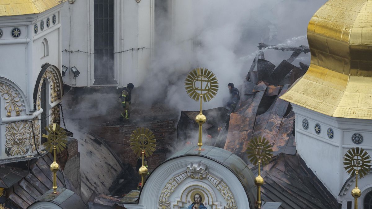 Los servicios de emergencias intervienen sobre la cubierta de la Catedral de la Dormición, en la mañana del 15 de junio