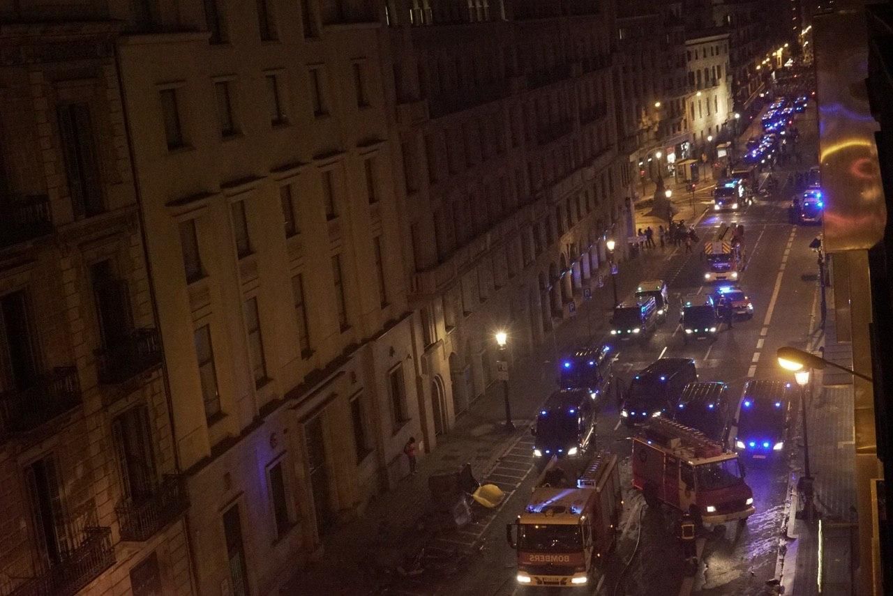 Vehículos de policía y bomberos en la Via Laietana de Barcelona en la quita noche de protestas.