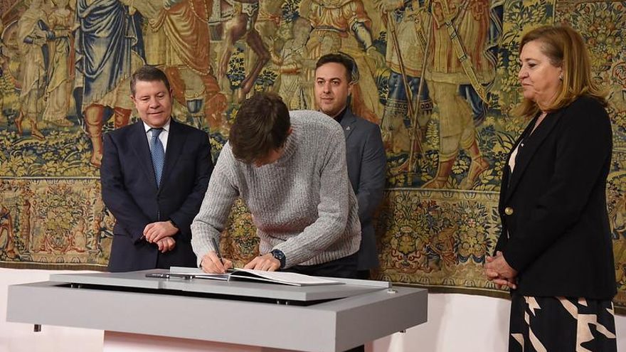 Castilla-La Mancha firma un acuerdo a seis años con dos sindicatos para bajar ratios y horas lectivas