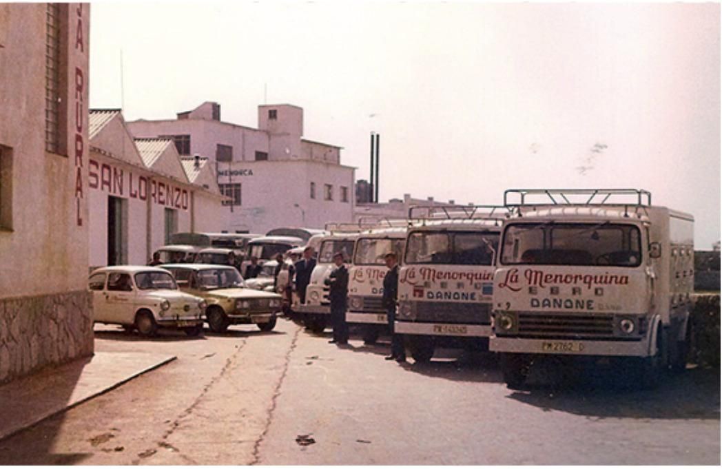 Flota de camiones de La Menorquina frente a sus instalaciones en Alaior en los años ochenta