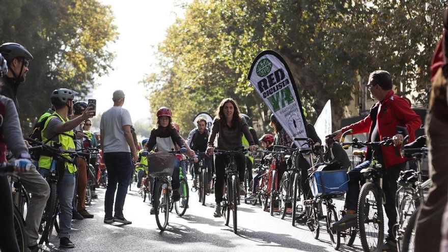 La 'bicifestación' que denunció el carril bici inseguro de Delicias: "Solo es una línea pintada en el suelo"