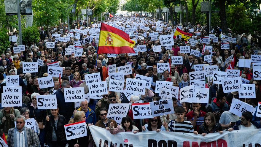 Miles de personas en vilo por la decisión de Sánchez se manifiestan en Madrid en defensa de la democracia