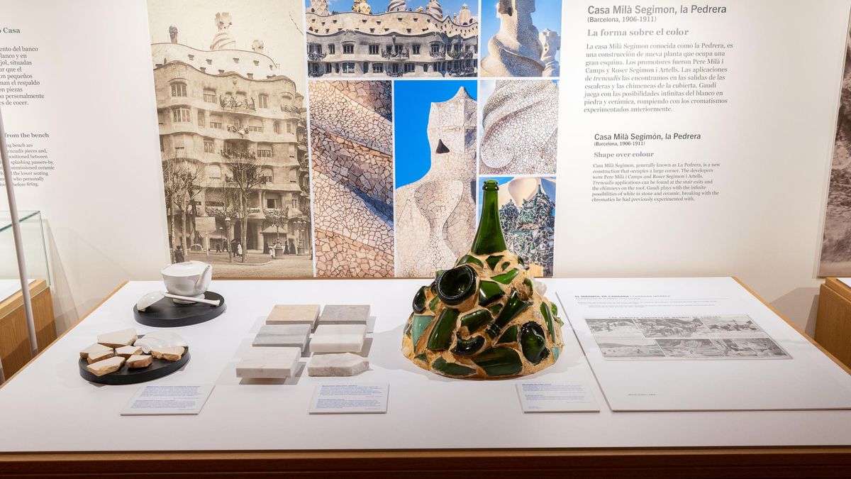 Mostrador en el que se habla de la relación de la Casa Milà (La Pedrera) con las técnicas decorativas de Gaudí