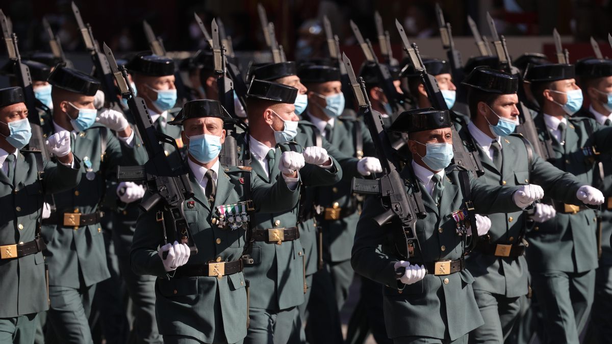 Agentes de la Guardia Civil desfilan durante el acto solemne de homenaje a la bandera nacional y desfile militar en el Día de la Hispanidad, a 12 de octubre de 2021, en Madrid, (España), en una imagen de archivo.