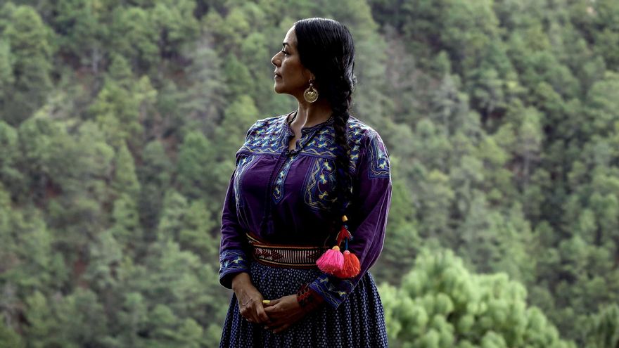 Lila Downs pide reconocimiento a inmigrantes en trabajos esenciales