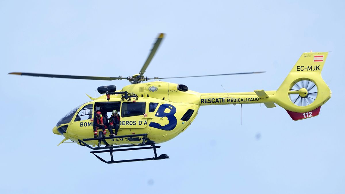 La búsqueda de Iyán Fariña se realiza por tierra, mar y aire. En la imagen, el helicóptero de Bomberos de Asturias.