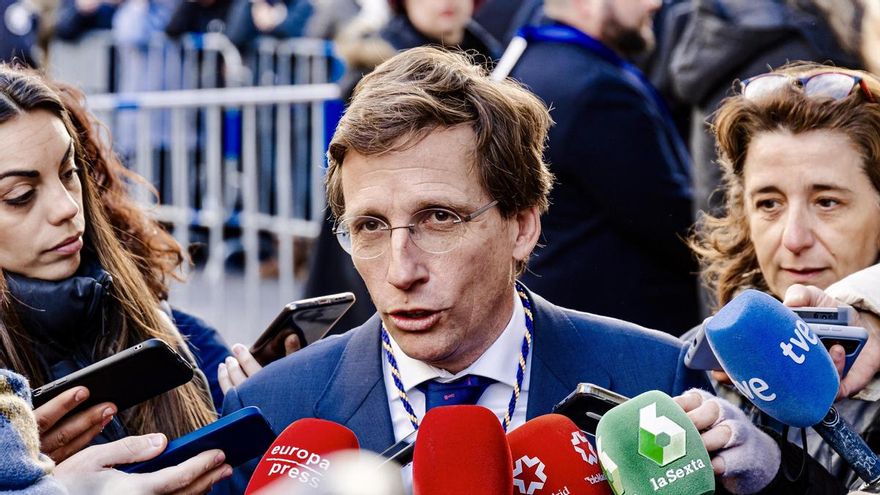 El alcalde de Madrid, José Luis Martínez-Almeida, ofrece declaraciones a su salida del tradicional besapiés de Jesús de Medinaceli, en la Basílica de Jesús de Medinaceli, a 1 de marzo de 2024, en Madrid (España).