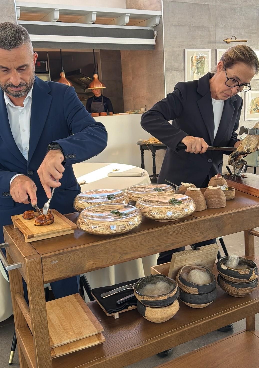 Silvia y Christian terminando el Wellington en sala.