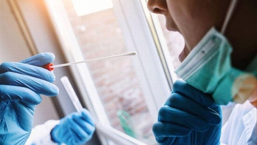 Realización de una prueba PCR para la detección de la COVID-19.