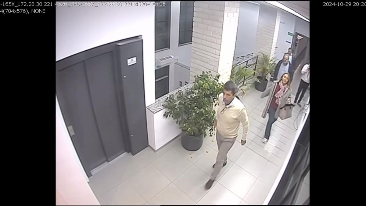 Carlos Mazón llega al Cecopi en el Centro de Emergencias de l'Eliana el 29 de octubre de 2024.