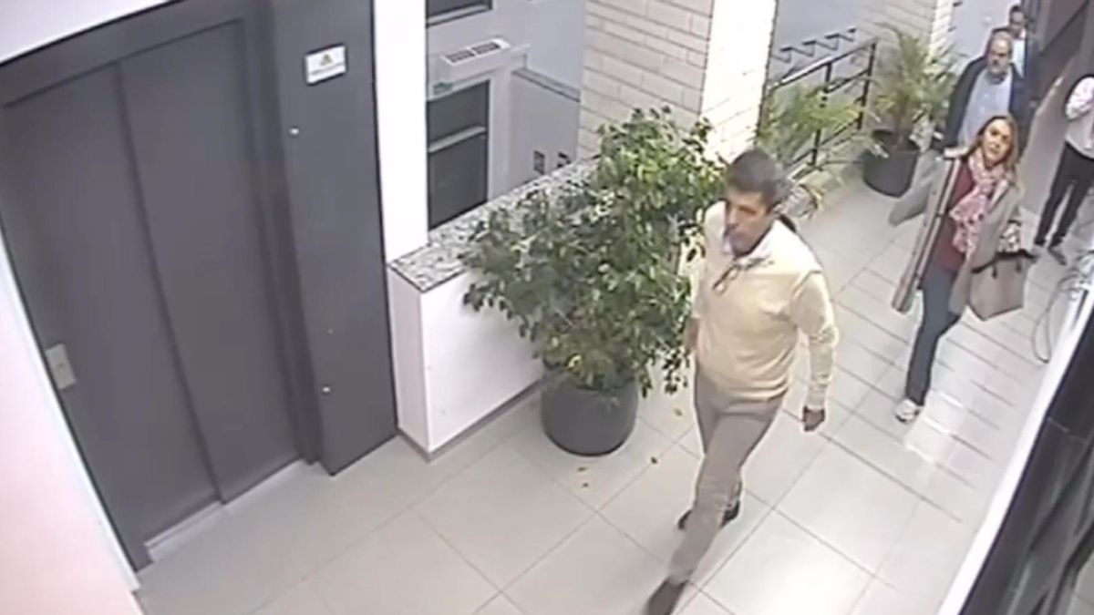 Carlos Mazón llega al Cecopi en el Centro de Emergencias de l'Eliana el 29 de octubre de 2024.