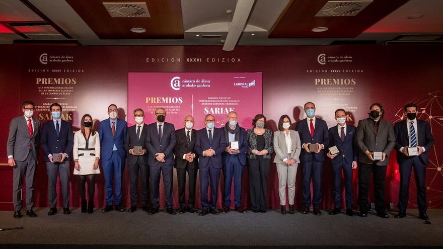 Foto de familia de los premiados con autoridades asistentes a la entrega de Premios a la Internacionalización.