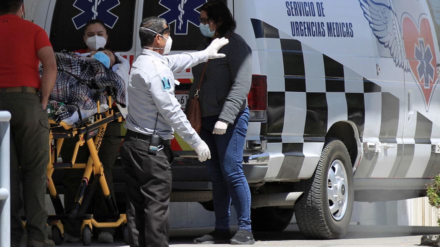 Paramédicos ingresan hoy a una persona enferma de covid-19 al Hospital General de Ciudad Juárez, en el estado de Chihuahua (México).  EFE/Luis Torres