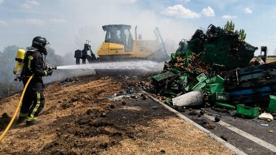 Incendio de un camión en la A-66 en Valverde de la Virgen. / Foto: Bomberos de León