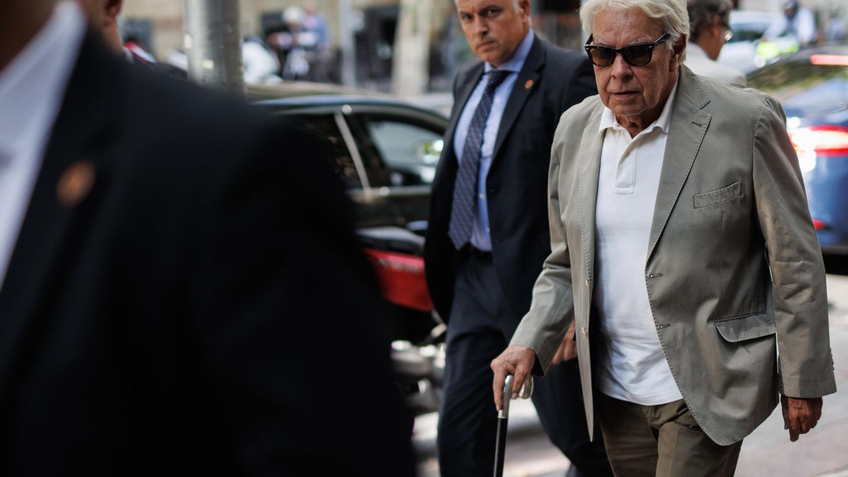 EEl expresidente del Gobierno Felipe González a su llegada a la presentación del libro 'Aquel PSOE. Sueños de una generación', en el Auditorio de la Fundación Francisco Giner de los Ríos, a 20 de junio de 2023, en Madrid (España). Este libro ofrece una vi