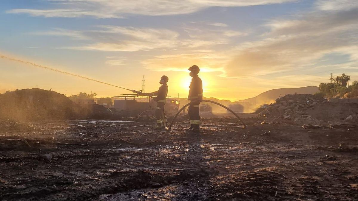 Bomberos, en la extinción del incendio en la planta de compostaje de Arona, en Tenerife.