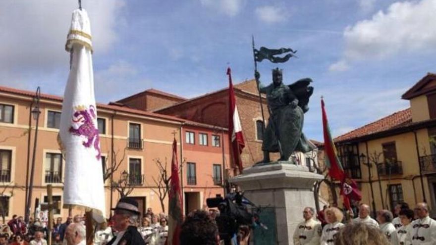 Inauguración de la estatua de Alfonso IX en la plaza de Santo Martino de León.