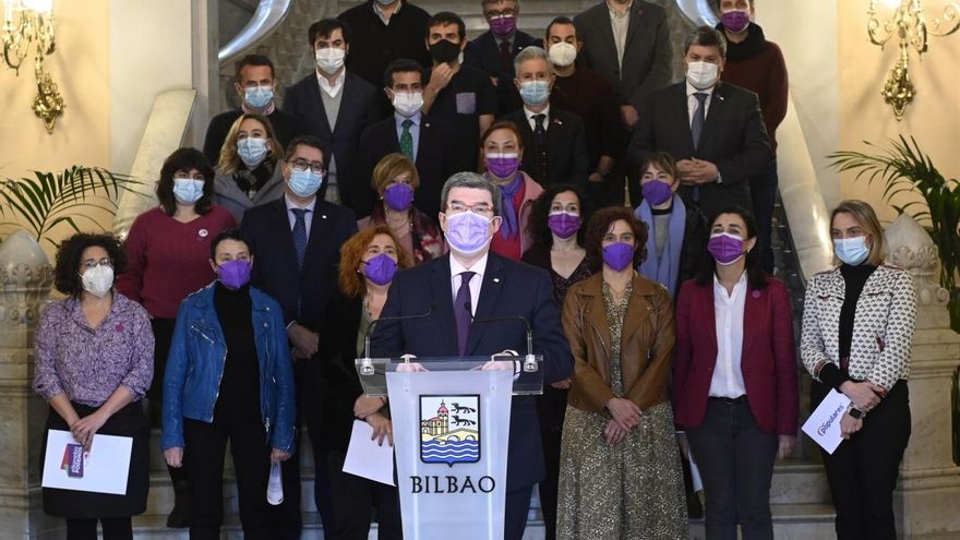 Lectura de la Declaración por el Día Internacional de las Mujeres por el alcalde, Juan Mari Aburto y los portavoces de los grupos