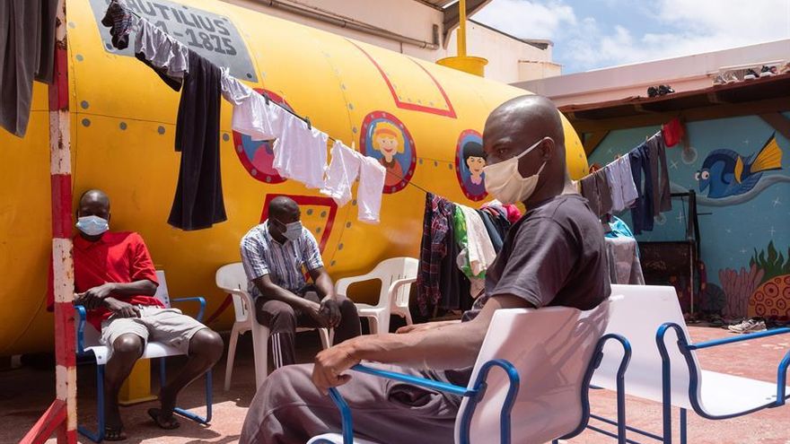 Trasladan a un hotel de Corralejo a 43 migrantes que estaban en un albergue de Misión Cristiana Moderna