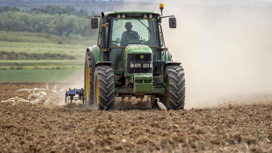 Imagen de archivo de un agricultor labrando con tractor la tierra.